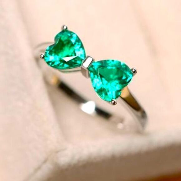 ✨💚 STUNNING 💚✨Silver Tone Green bow ring✨ - Picture 1 of 4